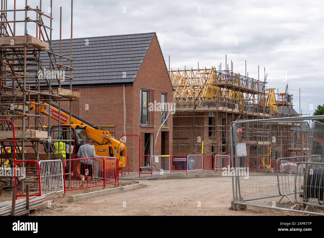 Slough, Regno Unito. 7 agosto 2024. Bellway Homes ha iniziato la costruzione di un nuovo sviluppo di appartamenti e case a 3 camere da letto sul sito dell'ex Montem Lesiure Centre a Slough, Berkshire. Il sito è stato utilizzato come enorme centro di test per Covid-19 durante la pandemia di Covid-19. L'ora chiamata Piazza Montem, si affaccia sul famoso Monte Montem, che è un monumento antico programmato. La Cancelliera del lavoro, Rachel Reeves, ha confermato il piano laburista per costruire 1,5 milioni di case in Inghilterra nel corso di questo parlamento, ma ha affermato che non è stato un "via libera” per qualsiasi tipo di sviluppo abitativo. Foto Stock