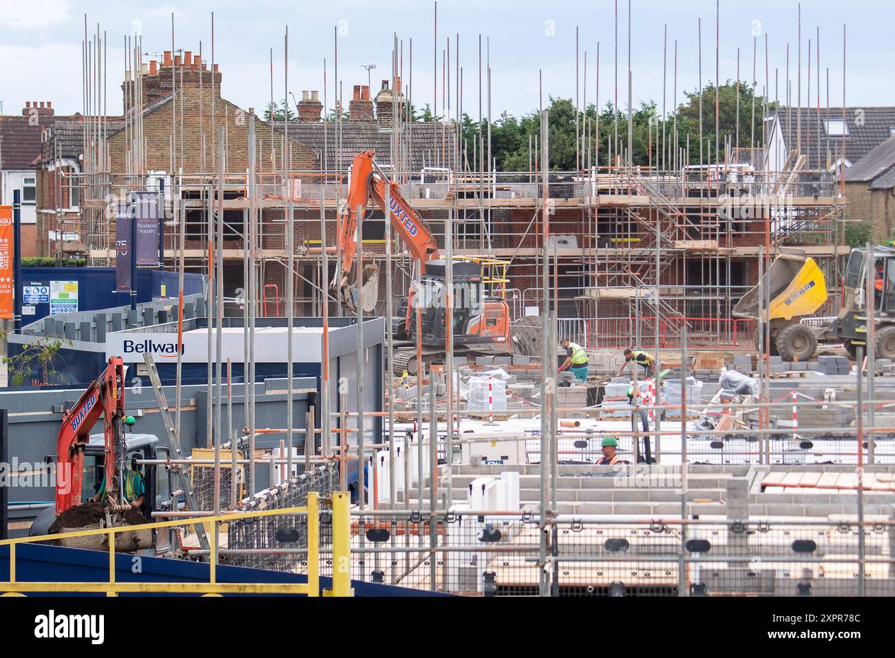 Slough, Regno Unito. 7 agosto 2024. Bellway Homes ha iniziato la costruzione di un nuovo sviluppo di appartamenti e case a 3 camere da letto sul sito dell'ex Montem Lesiure Centre a Slough, Berkshire. Il sito è stato utilizzato come enorme centro di test per Covid-19 durante la pandemia di Covid-19. L'ora chiamata Piazza Montem, si affaccia sul famoso Monte Montem, che è un monumento antico programmato. La Cancelliera del lavoro, Rachel Reeves, ha confermato il piano laburista per costruire 1,5 milioni di case in Inghilterra nel corso di questo parlamento, ma ha affermato che non è stato un "via libera” per qualsiasi tipo di sviluppo abitativo. Foto Stock