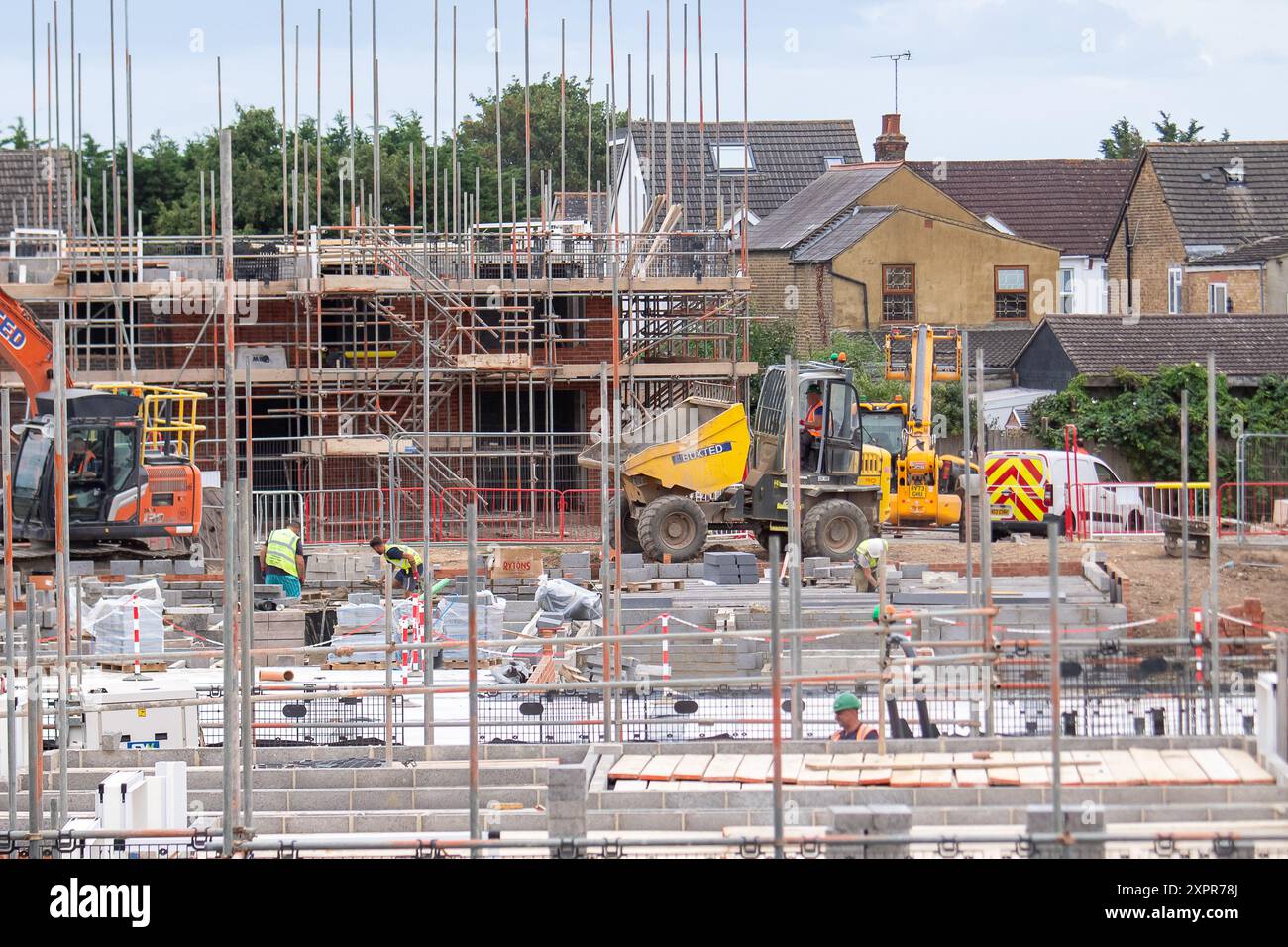 Slough, Regno Unito. 7 agosto 2024. Bellway Homes ha iniziato la costruzione di un nuovo sviluppo di appartamenti e case a 3 camere da letto sul sito dell'ex Montem Lesiure Centre a Slough, Berkshire. Il sito è stato utilizzato come enorme centro di test per Covid-19 durante la pandemia di Covid-19. L'ora chiamata Piazza Montem, si affaccia sul famoso Monte Montem, che è un monumento antico programmato. La Cancelliera del lavoro, Rachel Reeves, ha confermato il piano laburista per costruire 1,5 milioni di case in Inghilterra nel corso di questo parlamento, ma ha affermato che non è stato un "via libera” per qualsiasi tipo di sviluppo abitativo. Foto Stock