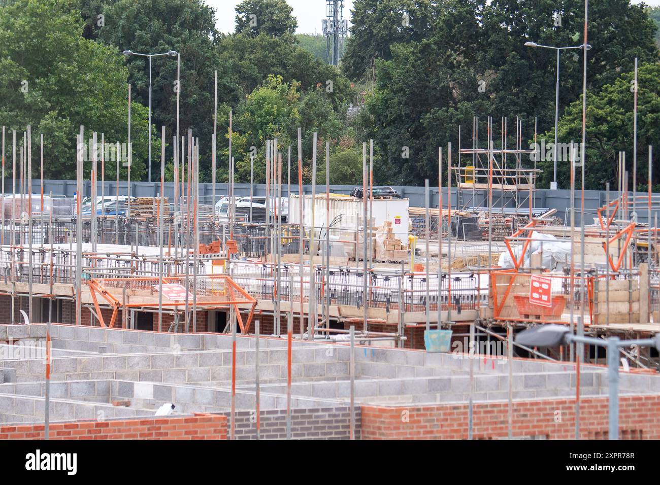 Slough, Regno Unito. 7 agosto 2024. Bellway Homes ha iniziato la costruzione di un nuovo sviluppo di appartamenti e case a 3 camere da letto sul sito dell'ex Montem Lesiure Centre a Slough, Berkshire. Il sito è stato utilizzato come enorme centro di test per Covid-19 durante la pandemia di Covid-19. L'ora chiamata Piazza Montem, si affaccia sul famoso Monte Montem, che è un monumento antico programmato. La Cancelliera del lavoro, Rachel Reeves, ha confermato il piano laburista per costruire 1,5 milioni di case in Inghilterra nel corso di questo parlamento, ma ha affermato che non è stato un "via libera” per qualsiasi tipo di sviluppo abitativo. Foto Stock