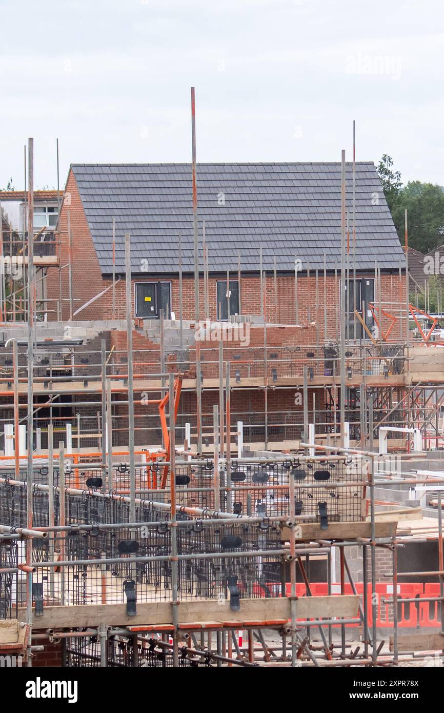 Slough, Regno Unito. 7 agosto 2024. Bellway Homes ha iniziato la costruzione di un nuovo sviluppo di appartamenti e case a 3 camere da letto sul sito dell'ex Montem Lesiure Centre a Slough, Berkshire. Il sito è stato utilizzato come enorme centro di test per Covid-19 durante la pandemia di Covid-19. L'ora chiamata Piazza Montem, si affaccia sul famoso Monte Montem, che è un monumento antico programmato. La Cancelliera del lavoro, Rachel Reeves, ha confermato il piano laburista per costruire 1,5 milioni di case in Inghilterra nel corso di questo parlamento, ma ha affermato che non è stato un "via libera” per qualsiasi tipo di sviluppo abitativo. Foto Stock