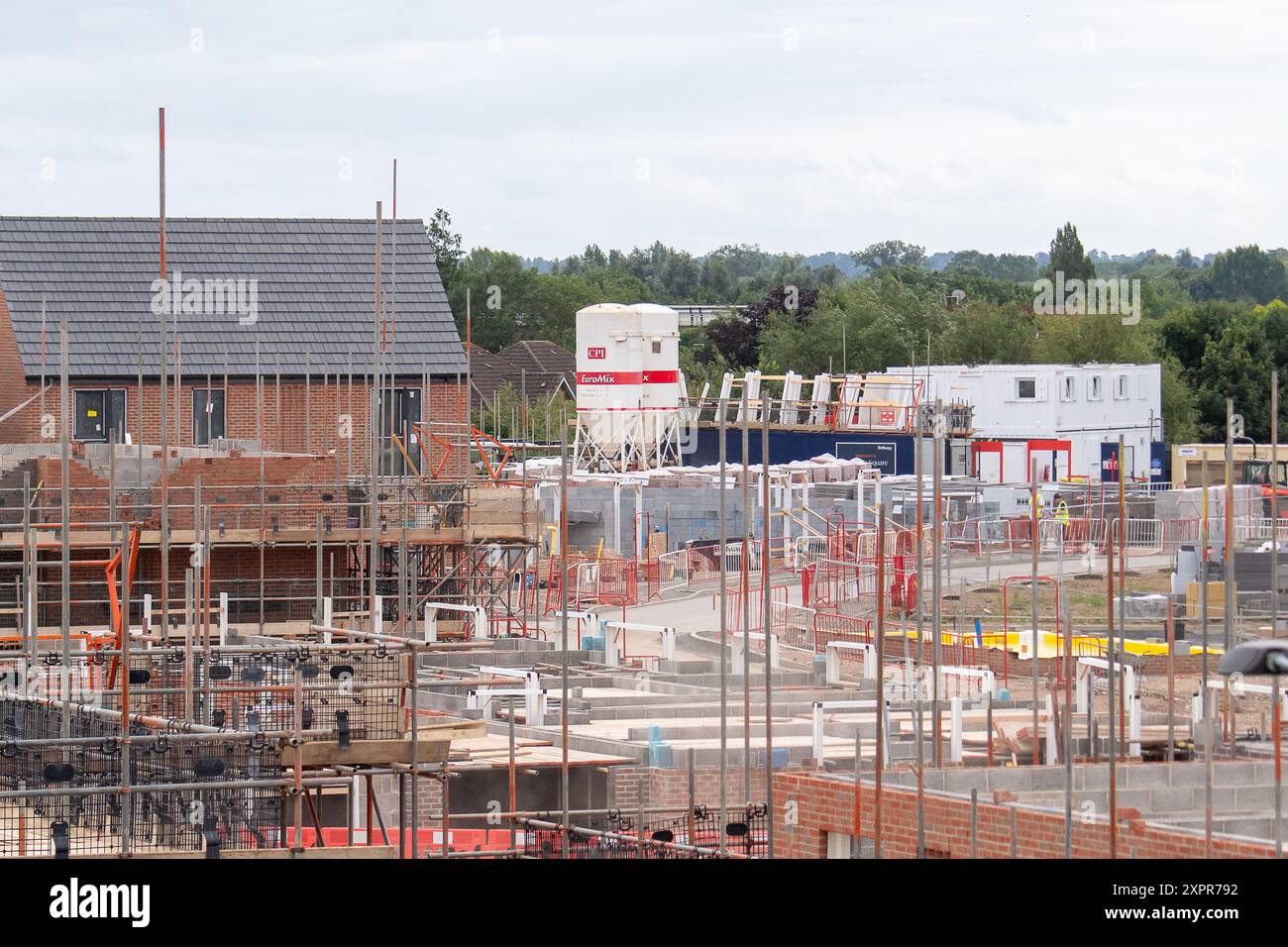 Slough, Regno Unito. 7 agosto 2024. Bellway Homes ha iniziato la costruzione di un nuovo sviluppo di appartamenti e case a 3 camere da letto sul sito dell'ex Montem Lesiure Centre a Slough, Berkshire. Il sito è stato utilizzato come enorme centro di test per Covid-19 durante la pandemia di Covid-19. L'ora chiamata Piazza Montem, si affaccia sul famoso Monte Montem, che è un monumento antico programmato. La Cancelliera del lavoro, Rachel Reeves, ha confermato il piano laburista per costruire 1,5 milioni di case in Inghilterra nel corso di questo parlamento, ma ha affermato che non è stato un "via libera” per qualsiasi tipo di sviluppo abitativo. Foto Stock