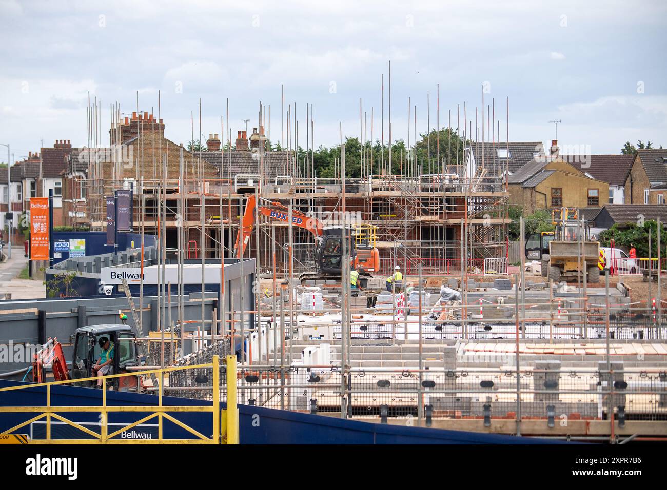 Slough, Regno Unito. 7 agosto 2024. Bellway Homes ha iniziato la costruzione di un nuovo sviluppo di appartamenti e case a 3 camere da letto sul sito dell'ex Montem Lesiure Centre a Slough, Berkshire. Il sito è stato utilizzato come enorme centro di test per Covid-19 durante la pandemia di Covid-19. L'ora chiamata Piazza Montem, si affaccia sul famoso Monte Montem, che è un monumento antico programmato. La Cancelliera del lavoro, Rachel Reeves, ha confermato il piano laburista per costruire 1,5 milioni di case in Inghilterra nel corso di questo parlamento, ma ha affermato che non è stato un "via libera” per qualsiasi tipo di sviluppo abitativo. Foto Stock