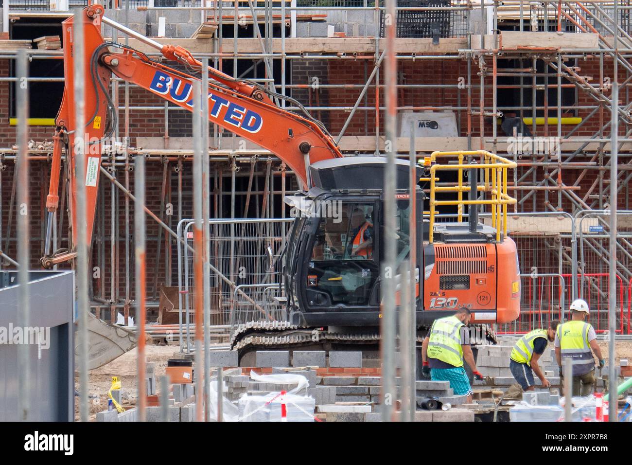 Slough, Regno Unito. 7 agosto 2024. Bellway Homes ha iniziato la costruzione di un nuovo sviluppo di appartamenti e case a 3 camere da letto sul sito dell'ex Montem Lesiure Centre a Slough, Berkshire. Il sito è stato utilizzato come enorme centro di test per Covid-19 durante la pandemia di Covid-19. L'ora chiamata Piazza Montem, si affaccia sul famoso Monte Montem, che è un monumento antico programmato. La Cancelliera del lavoro, Rachel Reeves, ha confermato il piano laburista per costruire 1,5 milioni di case in Inghilterra nel corso di questo parlamento, ma ha affermato che non è stato un "via libera” per qualsiasi tipo di sviluppo abitativo. Foto Stock