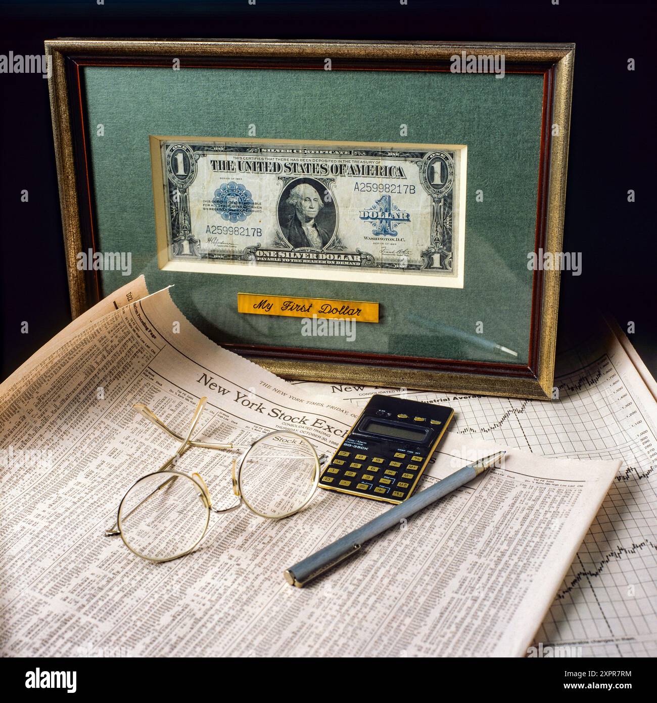 Certificato d'argento da 1923 US 1 Dollar con il mio primo Dollaro, giornale finanziario della borsa di New York, occhiali, calcolatrice, penna, Foto Stock