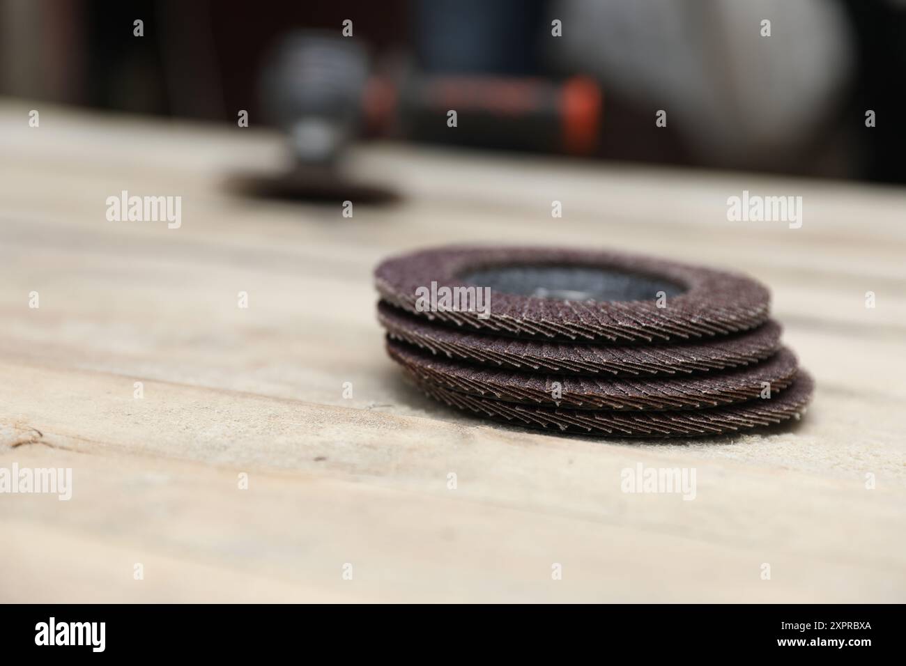 Molte mole su tavolo in legno, spazio per testo Foto Stock