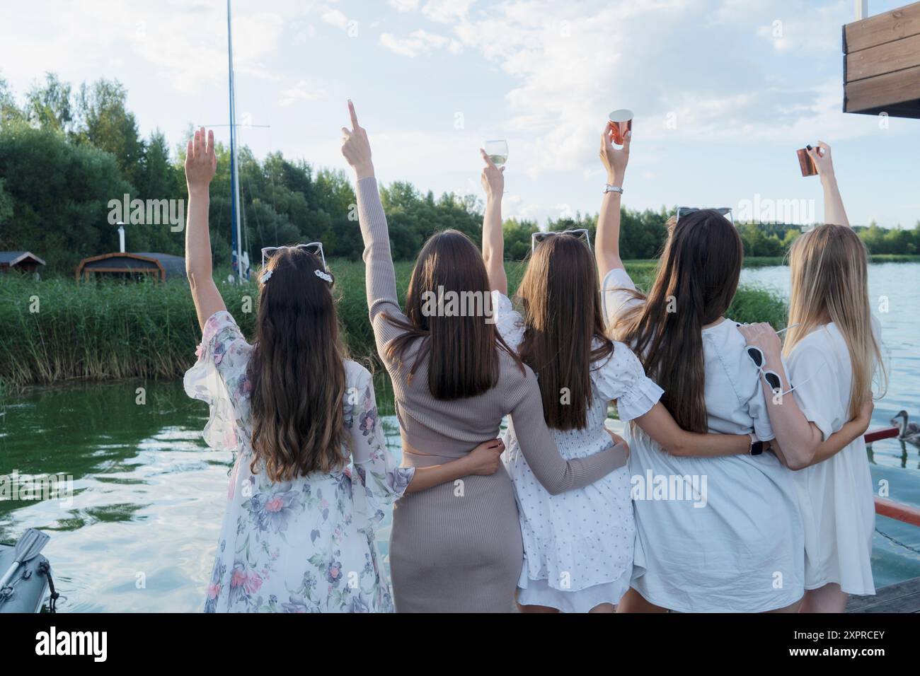 Un gioioso festeggiamento degli amici che si radunano sull'acqua momenti meravigliosi catturati con entusiasmo per sempre Foto Stock