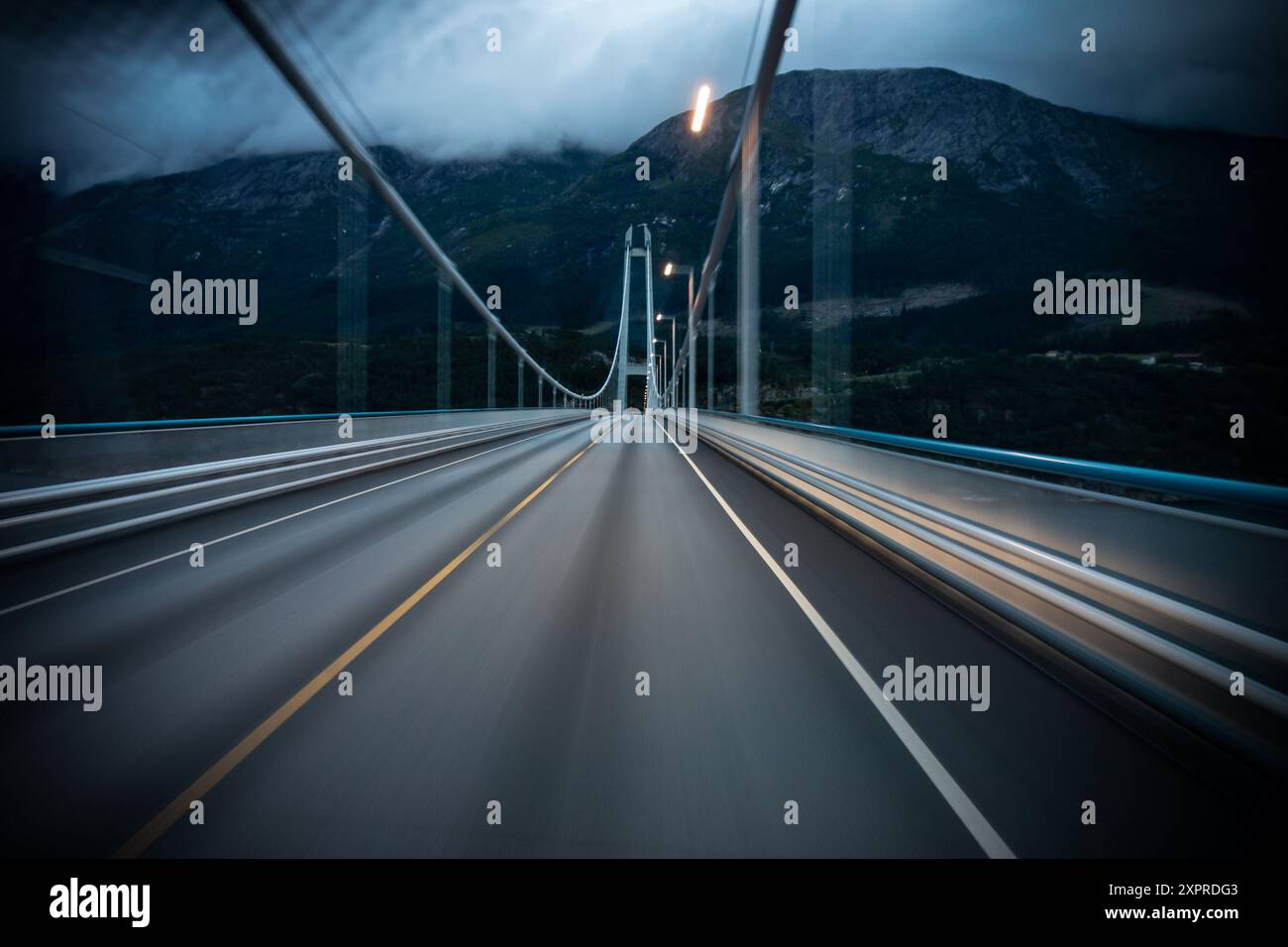 Ponte moderno al crepuscolo, forte effetto di sfocatura del movimento, alta velocità Foto Stock