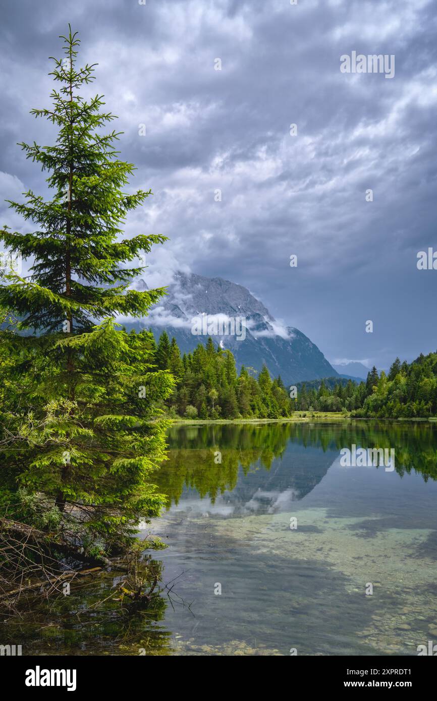 Atmosfera di tempeste nel Karwendel presso il bacino idrico di Isar vicino a Krün, Baviera, Germania Foto Stock