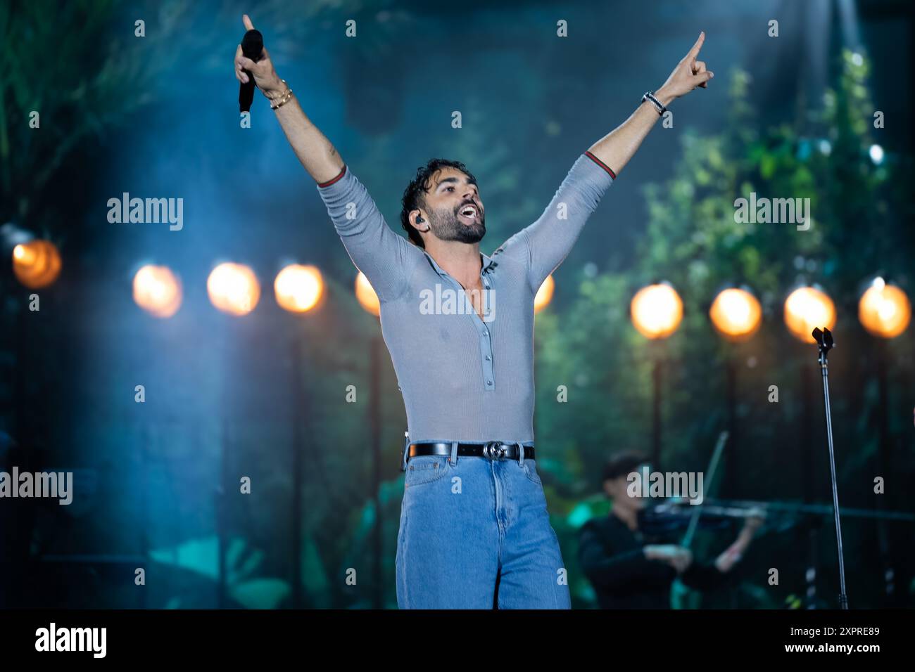 Napoli, Italia. Marco Mengoni e Tropico, alias Davide Petrella, si esibiscono dal vivo in Piazza del Plebiscito a Napoli per il Tropico Tour 2024. Napoli-Italia, giugno 28. 2024 Foto Stock