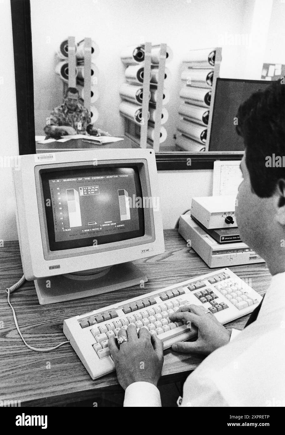 Austin, Texas USA,1990: L'addetto all'immissione dei dati digita le informazioni nel computer presso l'ufficio di elaborazione regionale del censimento degli Stati Uniti ad Austin. ©Bob Daemmrich Foto Stock