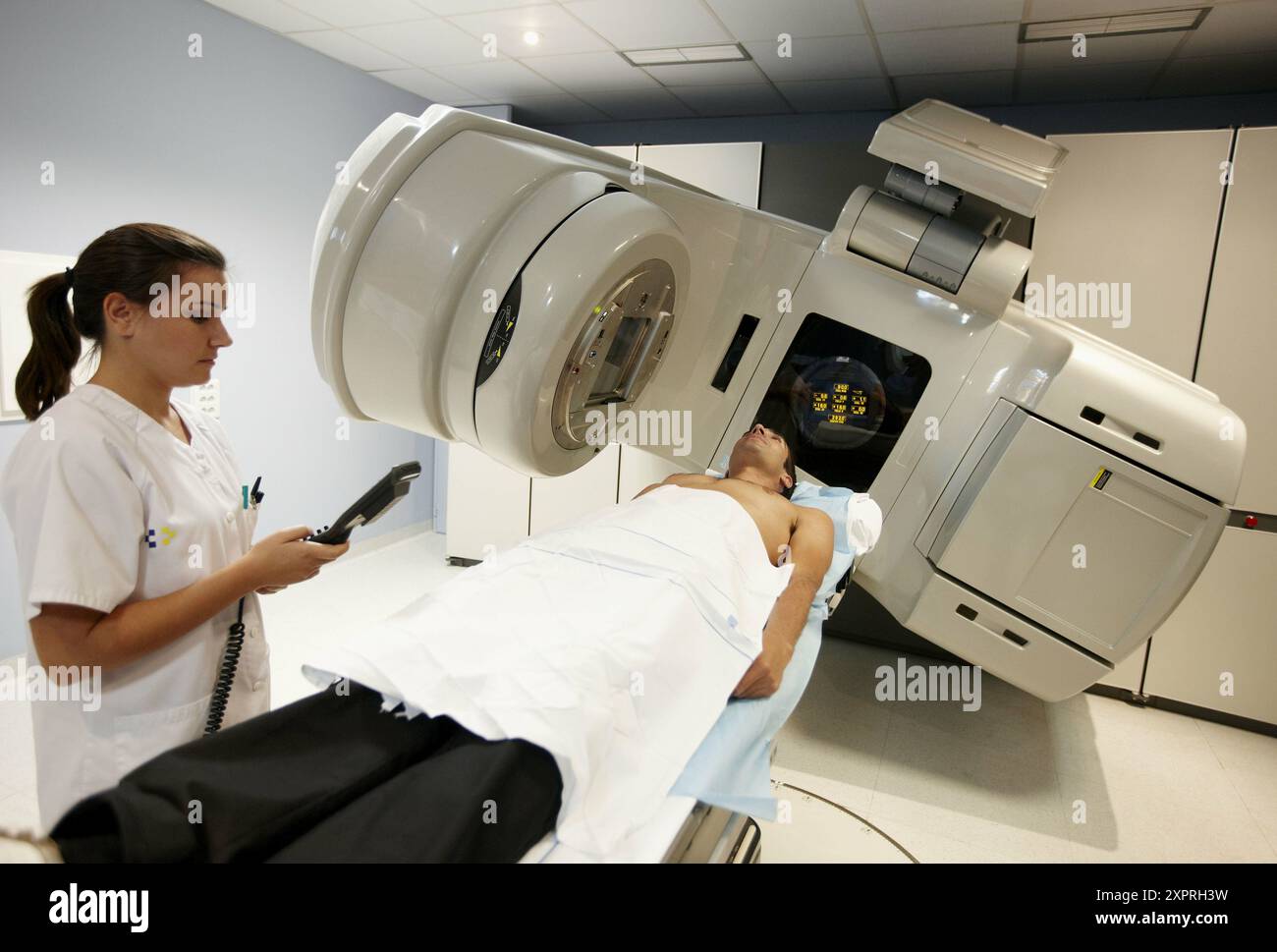 Acceleratore lineare, radioterapia oncologica. Ospedale Universitario de Gran Canaria Dottor Negrin, Las Palmas de Gran Canaria. Isole Canarie, Spai Foto Stock
