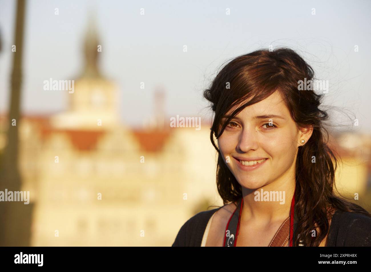 20 anno vecchia donna a Ponte Carlo, Praga, Repubblica Ceca Foto Stock