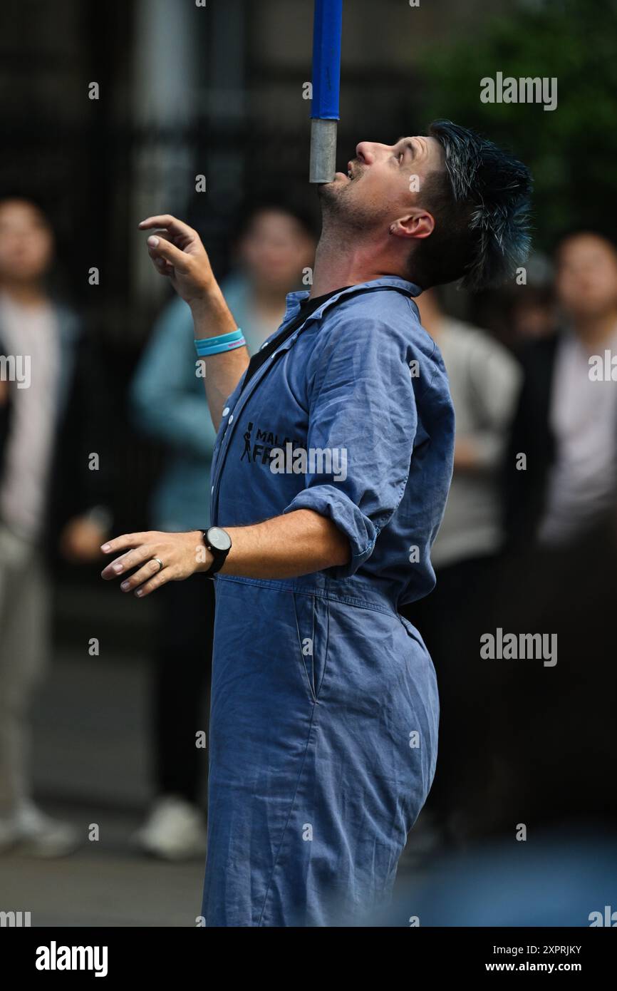 Edimburgo, Scozia. Mercoledì 7 agosto 2024. Un artista di strada equilibrato sul EdinburghÕs Royal Mile durante l'Edinburgh Fringe Festival. Credito: Brian D Anderson credito: Brian Anderson/Alamy Live News Foto Stock