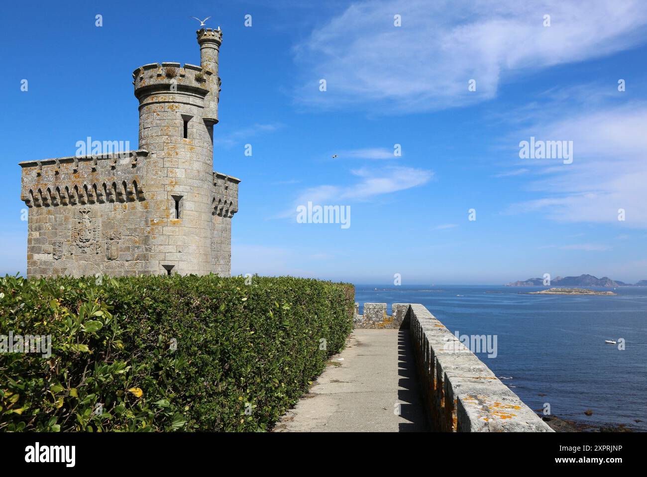 Il Castello di Monterreal, Isole Cies in background, Baiona, Pontevedra, Galizia, Spagna. Foto Stock