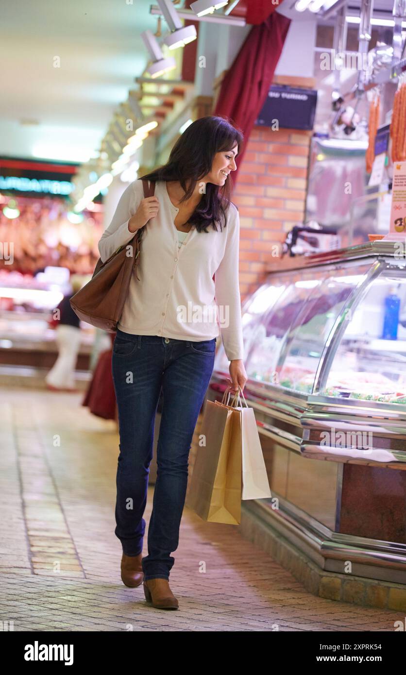 35 anno vecchia donna l'acquisto. Lo shopping al mercato Bretxa. Donostia. San Sebastian. Gipuzkoa. Paese basco. Spagna. Foto Stock