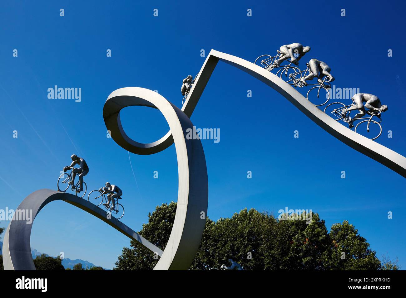 Monumento al Tour de France da Jean-Bernard Métais accanto a 'Les Pyrénées" area di servizio A64 (Bayonne-Toulouse) freeway. La Francia. Foto Stock