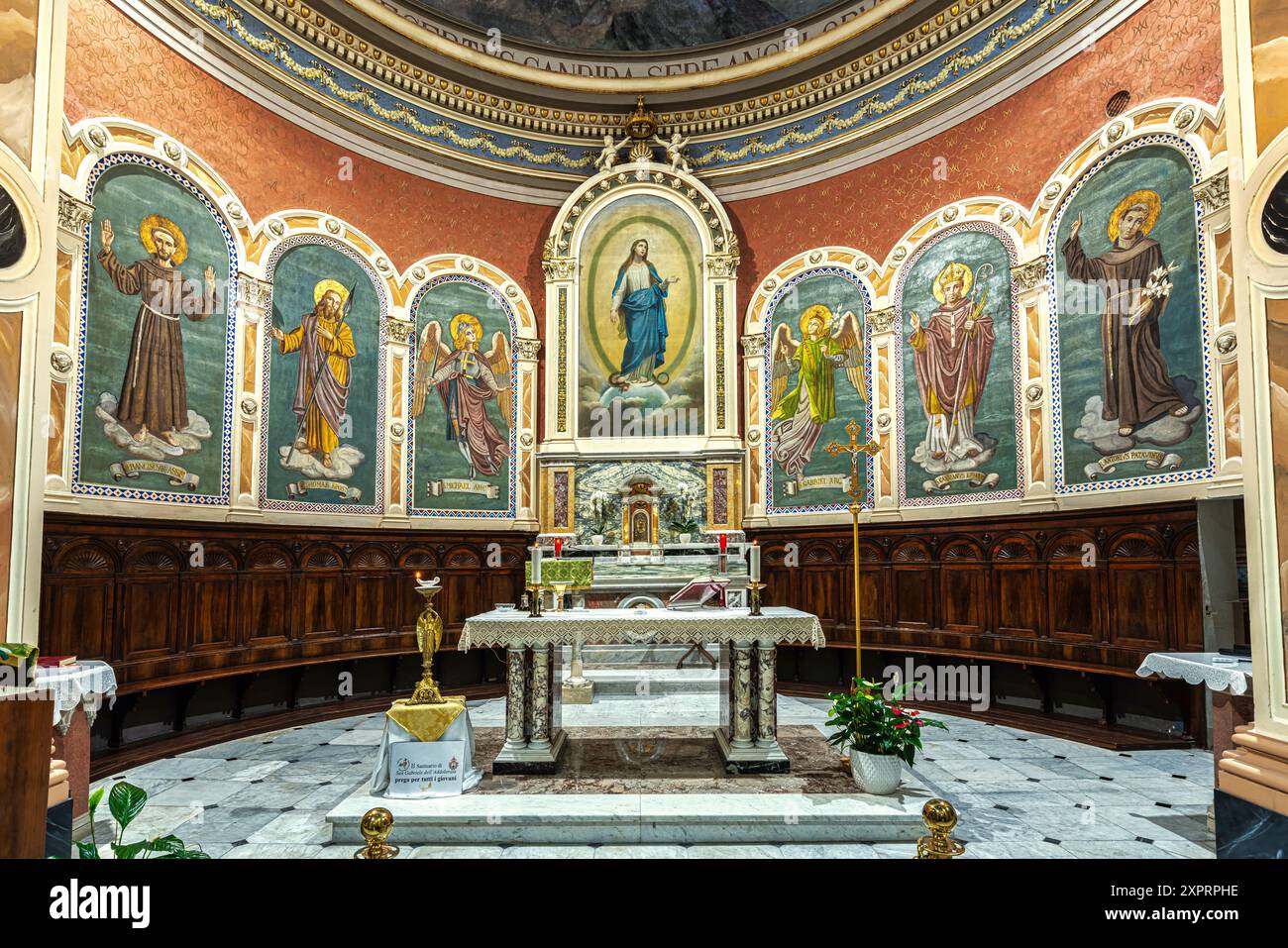 Dietro l'altare maggiore della Basilica di San Gabriele dell'Addolorata affreschi di Santi, Angeli e della Madonna Immacolata. Abruzzo Foto Stock Dietro l'altare maggiore della Basilica di San Gabriele dell'Addolorata affreschi di Santi, Angeli e della Madonna Immacolata. Abruzzo Foto Stock