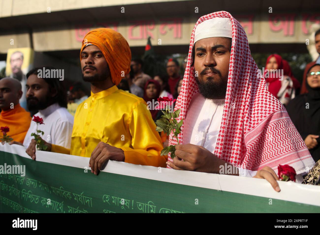 Dacca, Dacca, Bangladesh. 7 agosto 2024. Gli studenti del Dipartimento Mondiale delle religioni e della Cultura dell'Università di Dhaka hanno formato una catena umana nell'area dell'Università di Dhaka per protestare contro l'attacco alle minoranze a Dhaka, Bangladesh, il 7 agosto 2024.Common persone e studenti di diverse religioni hanno partecipato a questa catena umana. Foto Stock