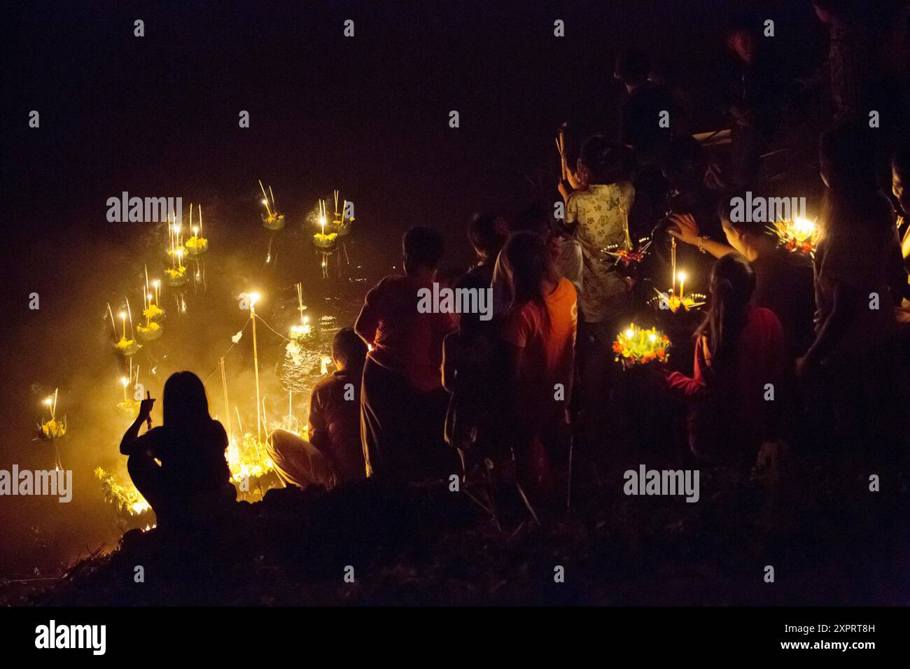 Loy Krathong festival della luce in Paske, Laos. Foto Stock