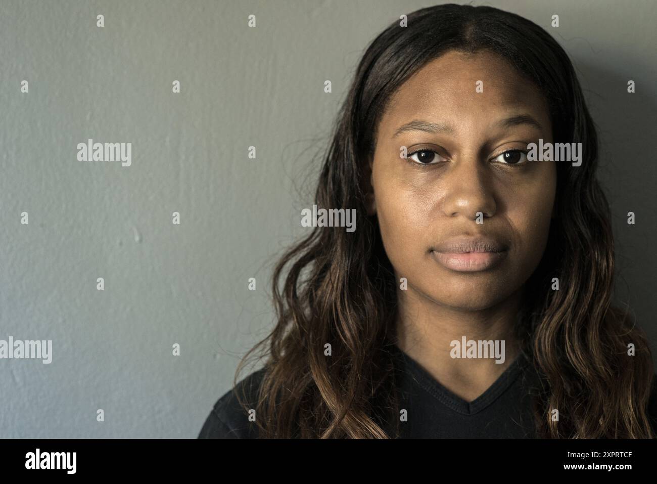 Tilburg, Paesi Bassi, Studio Ritratto e primo piano di una donna dalla pelle scura di origine africana. Foto Stock
