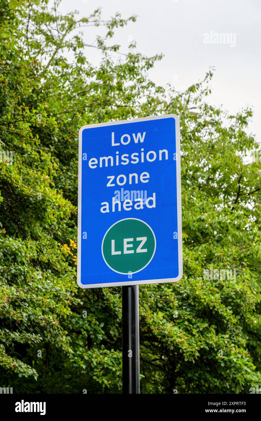 LEZ, Low Emission zone, cartello di avvertimento antistante, Glasgow, Scozia, Regno Unito, Europa Foto Stock