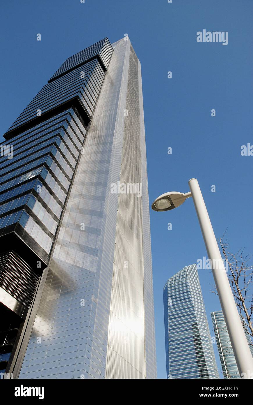 Vista della zona commerciale di Cuatro Torres dal basso di Madrid, Spagna Foto Stock