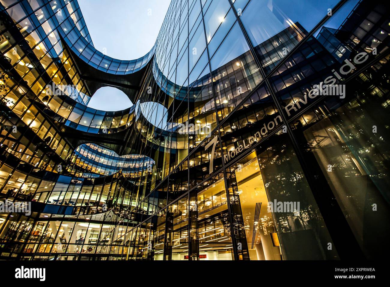 More London combina una premiata architettura contemporanea con spazi aperti edificanti, offrendo un ambiente sicuro, pedonale e sostenibile Foto Stock
