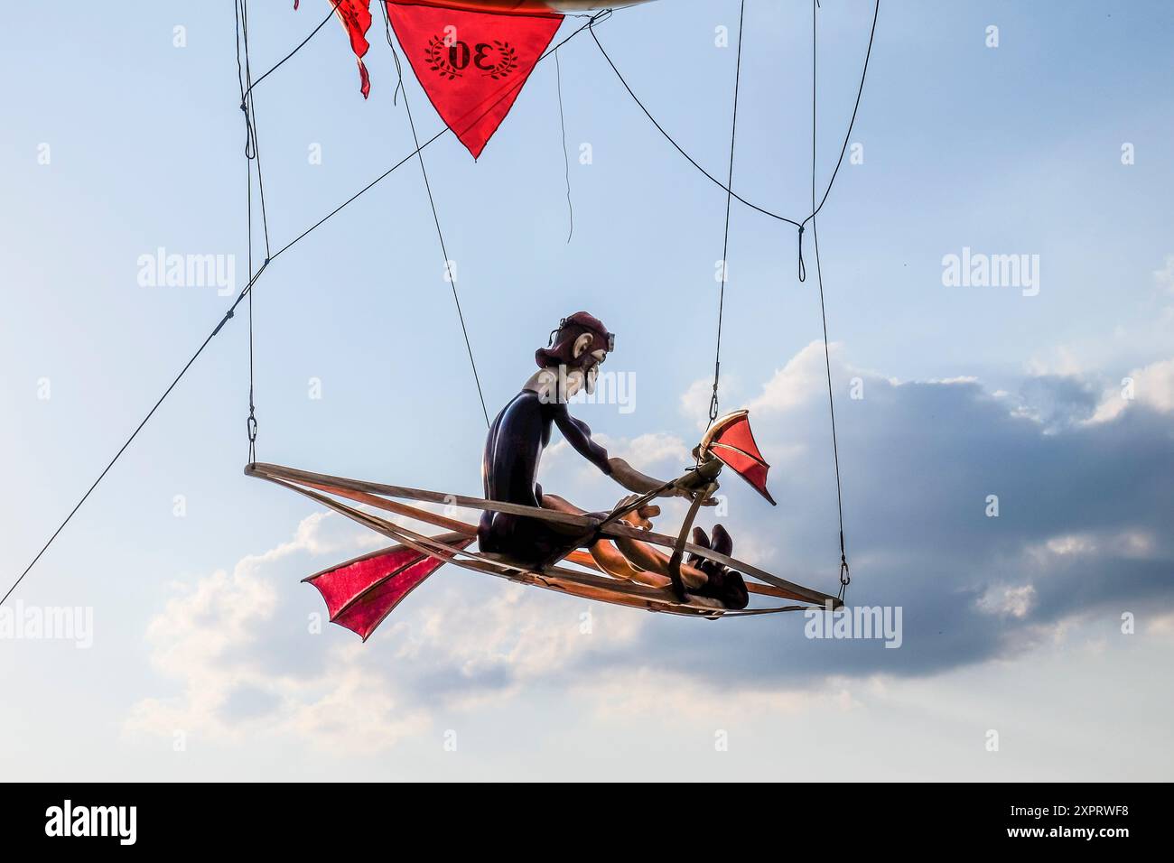 Puppet barca a remi in barca sotto un pallone nel cielo. Foto Stock