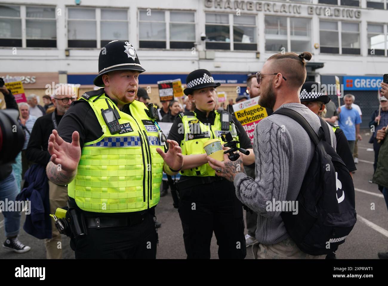 La polizia allontana qualcuno dai contro manifestanti, prima di una protesta anti-immigrazione a Birmingham. Data foto: Mercoledì 7 agosto 2024. Foto Stock