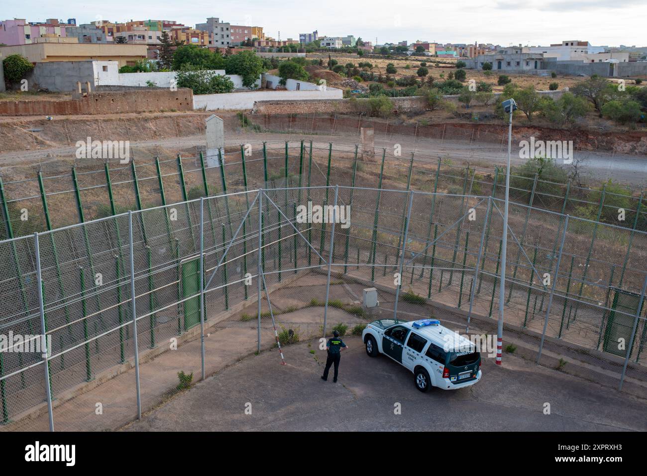 Si vedono funzionari della Guardia Civil che sorvegliano il confine esterno dell'Unione europea, situato nell'enclave spagnola di Melilla. Foto scattata nel giugno 2012, raffigurante la sicurezza delle frontiere e la gestione delle crisi dei rifugiati. Foto Stock