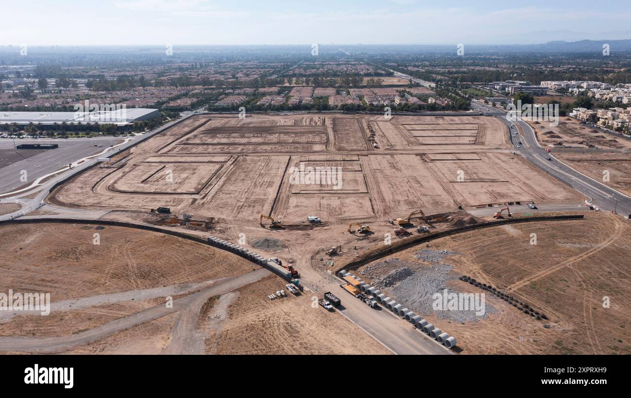 Irvine, California, Stati Uniti - 7 agosto 2024: La luce del pomeriggio illumina le case di famiglia e i cantieri edili. Foto Stock