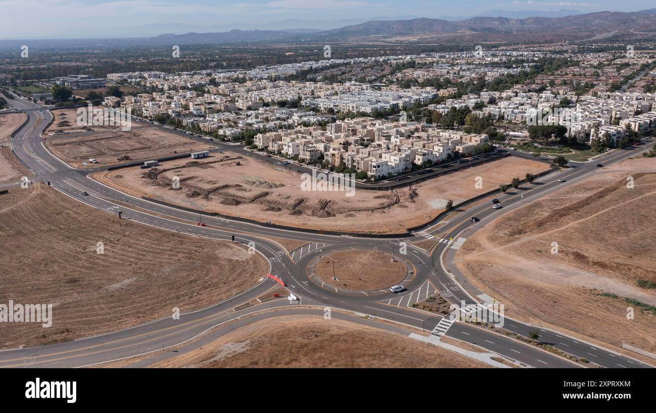 Irvine, California, Stati Uniti - 7 agosto 2024: La luce del pomeriggio illumina le case di famiglia e i cantieri edili. Foto Stock