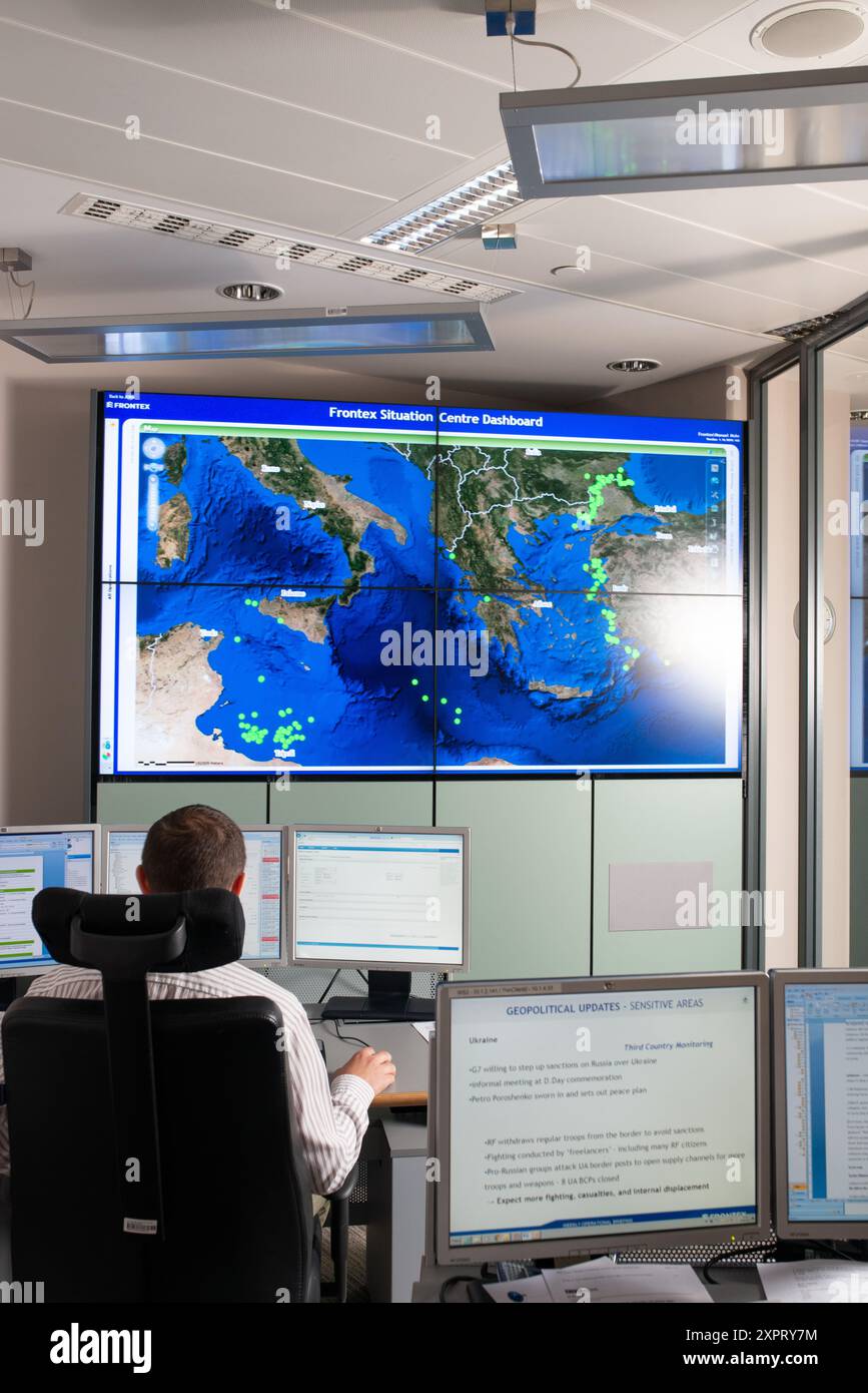 Centro di situazione Frontex presso la sede centrale di Varsavia, che mette in mostra la sorveglianza delle frontiere esterne dell'Unione europea. L'agenzia coordina la protezione delle frontiere e il programma di sorveglianza EUROSUR. Foto Stock