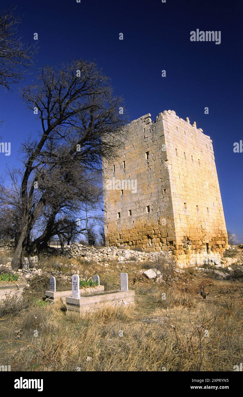 Burç, ellenistica torre di avvistamento. Uzuncaburç (Diocesarea). Silifke. Mediterraneo orientale mare. La Turchia. Foto Stock