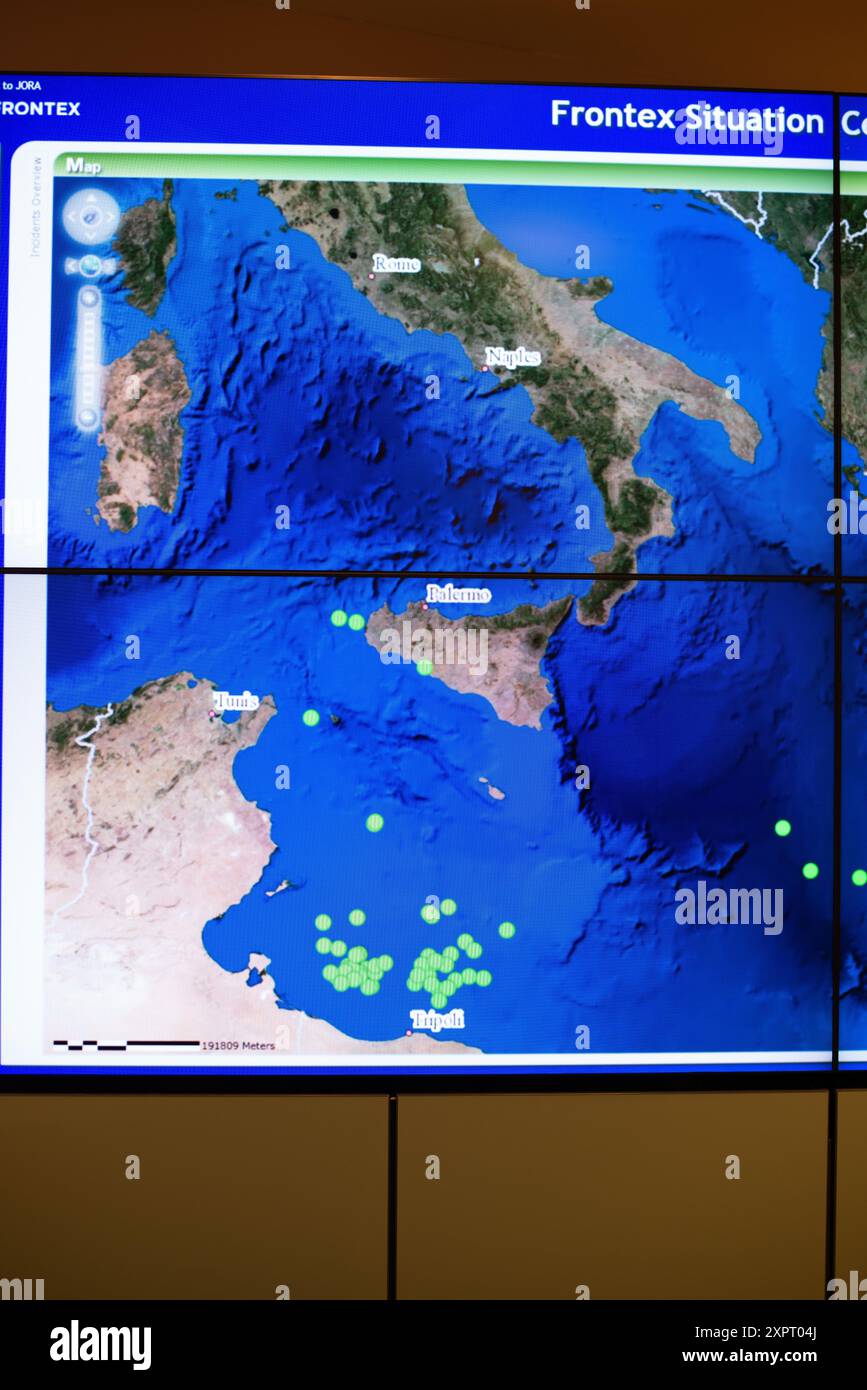 Visualizzazione della mappa presso il centro di situazione di Frontex che mostra il programma di sorveglianza EUROSUR. Frontex coordina la sorveglianza e la protezione delle frontiere esterne dell'Unione europea dalla sua sede centrale a Varsavia. Foto Stock