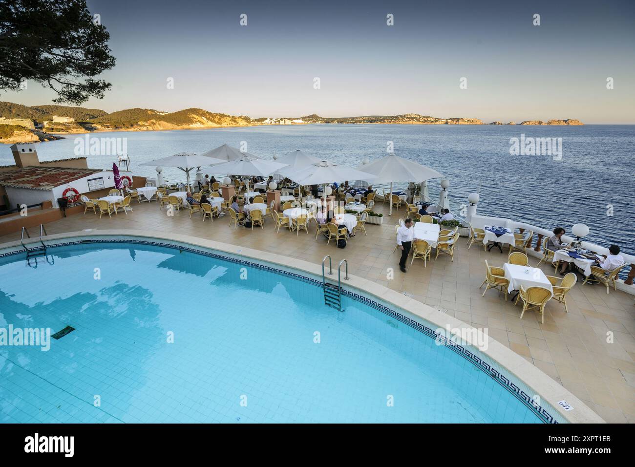 Terrazza esterna, bar ristorante La Gran Tortuga, villaggio di Cala Fornells, Calvia, Maiorca, isole Baleari, Spagna. Foto Stock