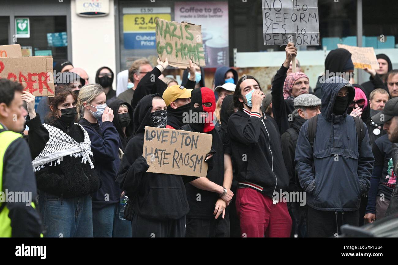 Brighton Regno Unito 7 agosto 2024 - migliaia di sostenitori antifascisti e antirazzisti in una contro protesta contro l' estrema destra a Brighton stasera . Ci sono state rivolte razziali dall'omicidio di 3 bambini a Southport in luglio: Credit Simon Dack / Alamy Live News Foto Stock