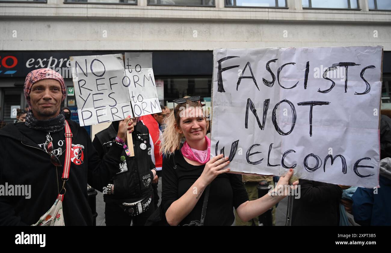 Brighton Regno Unito 7 agosto 2024 - migliaia di sostenitori antifascisti e antirazzisti in una contro protesta contro l' estrema destra a Brighton stasera . Ci sono state rivolte razziali dall'omicidio di 3 bambini a Southport in luglio: Credit Simon Dack / Alamy Live News Foto Stock