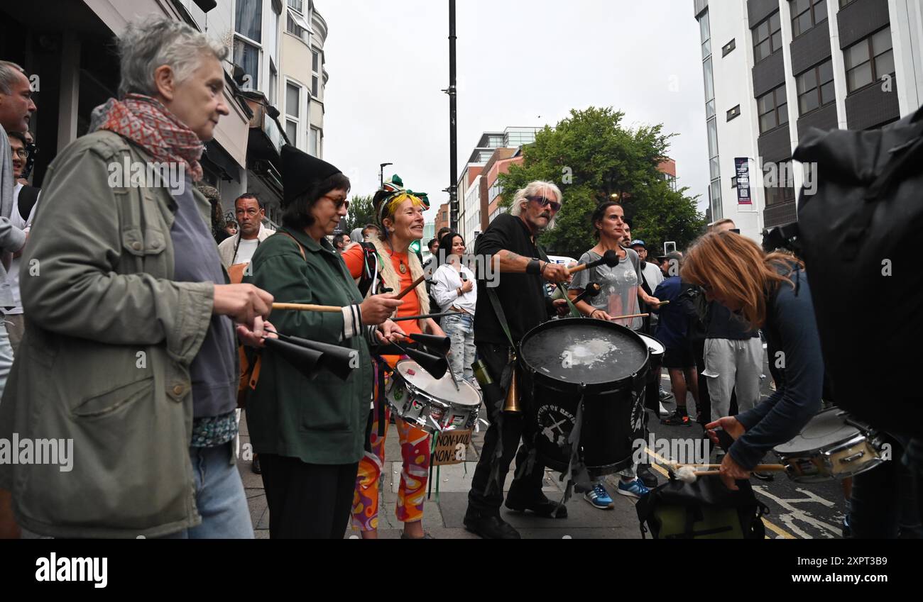 Brighton Regno Unito 7 agosto 2024 - migliaia di sostenitori antifascisti e antirazzisti in una contro protesta contro l' estrema destra a Brighton stasera . Ci sono state rivolte razziali dall'omicidio di 3 bambini a Southport in luglio: Credit Simon Dack / Alamy Live News Foto Stock