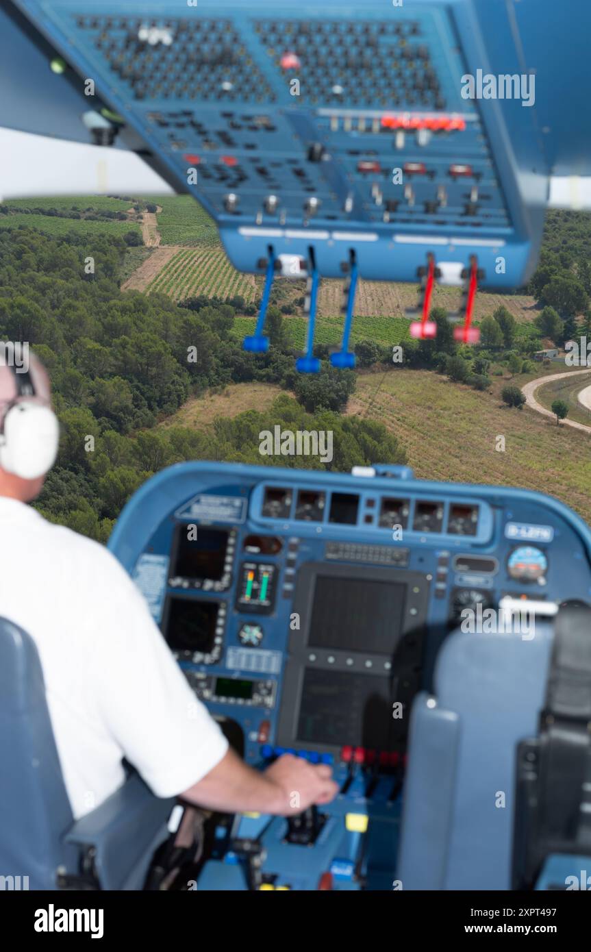 Splendida vista dalla cabina di pilotaggio di un dirigibile Zeppelin NT durante un volo sopra la splendida campagna francese. La foto mostra il pannello di controllo avanzato e il paesaggio verde sottostante. Foto Stock