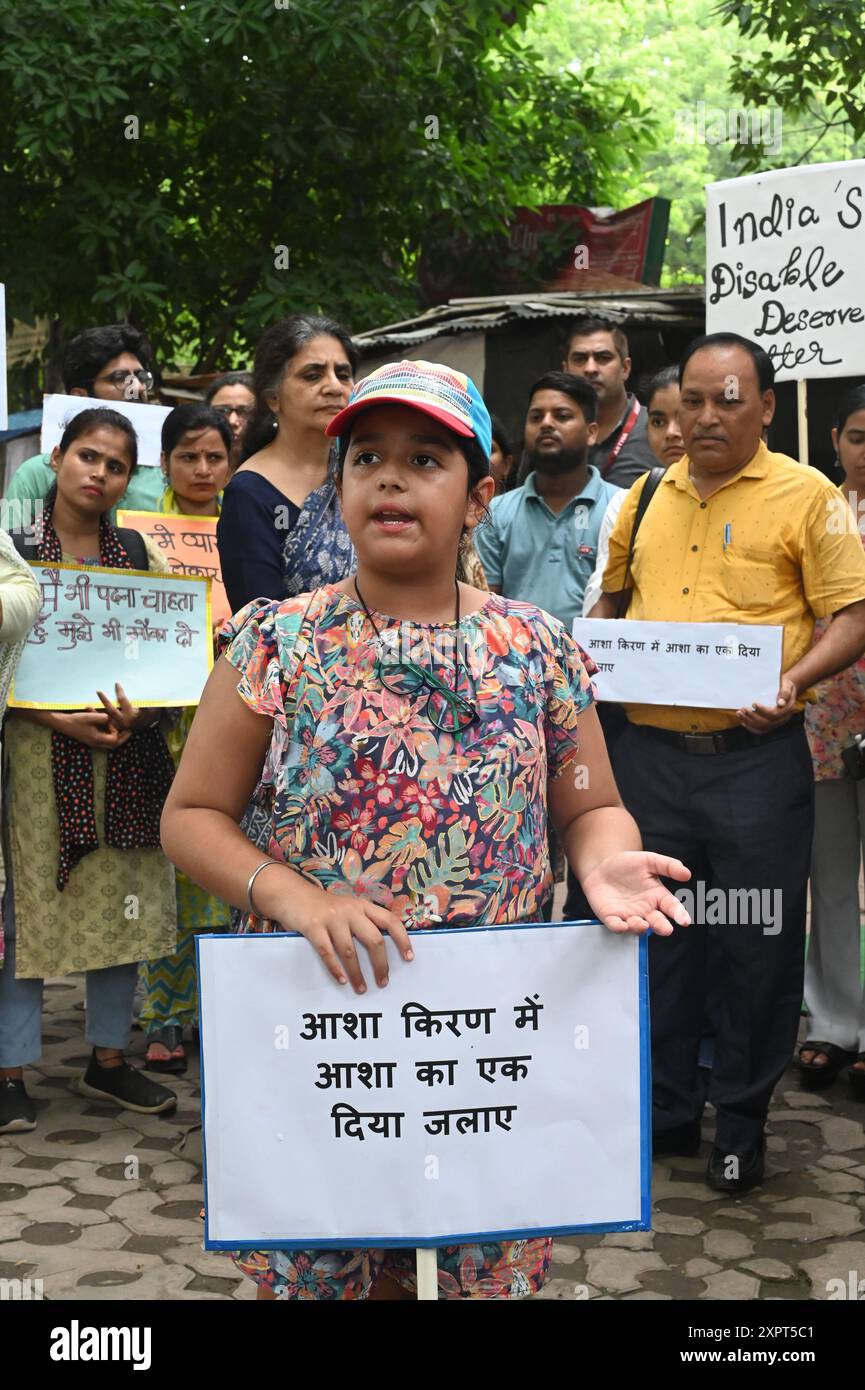 Nuova Delhi, India. 7 agosto 2024. NUOVA DELHI, INDIA - 7 AGOSTO: La gente sta per protesta silenziosa da parte del gruppo per i diritti della disabilità sulle recenti morti ad Asha Kiran a Jantar Mantar il 7 agosto 2024 a nuova Delhi, India. Nelle ultime due settimane, 14 residenti sono morti nell'unica struttura gestita dal governo di Delhi per persone con disabilità mentali, Asha Kiran a Rohini. (Foto di Sonu Mehta/Hindustan Times/Sipa USA) credito: SIPA USA/Alamy Live News Foto Stock