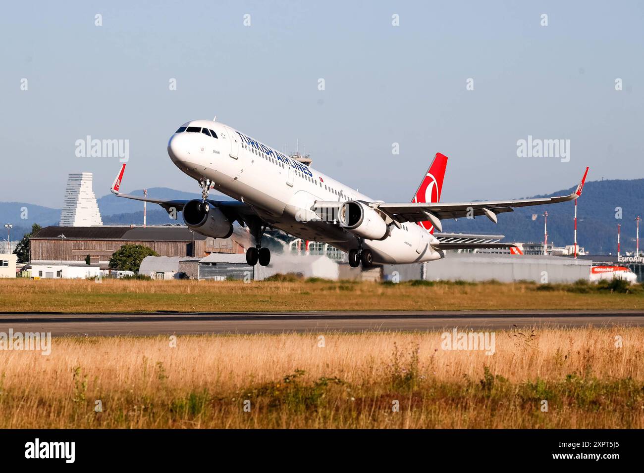 Turkish Airlines A321 Start, Symbolbild, EuroAirport Basel Mulhouse, Schweiz, Frankreich, Kennzeichen TC-JTO, Airbus 321-231, Passagiere, Reisen, Urlaub, compagnia aerea, Fliegen, Geschäftsflüge, Flugverkehr, Verbindung, International, Geschäftsflugzeug, Flugzeug, abheben, Startbahn Basilea EuroAirport Basilea Mulhouse F Baden-Wuerttemberg Frankreich *** decollo Turkish Airlines A321, immagine simbolica, EuroAirport Basilea Mulhouse, Svizzera, Francia, targa TC JTO, Airbus 321 231, passeggeri, viaggio, vacanza, compagnie aeree, voli, voli business, traffico aereo, connessione, aeroporto internazionale, business aircra Foto Stock