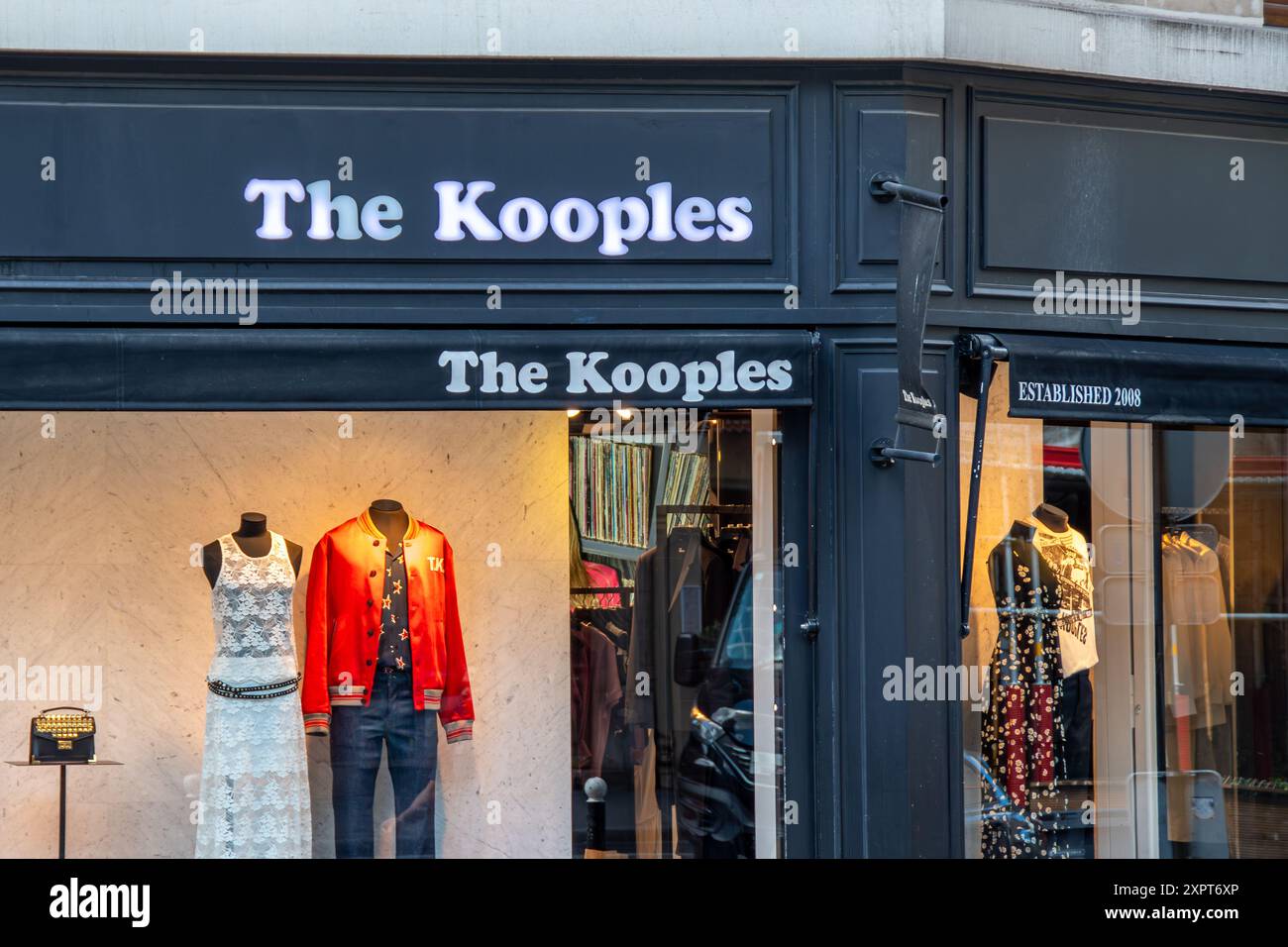 Vista esterna di una boutique The Kooples in una strada di Parigi, Francia. Kooples è un marchio francese di abbigliamento pronto all'uso Foto Stock