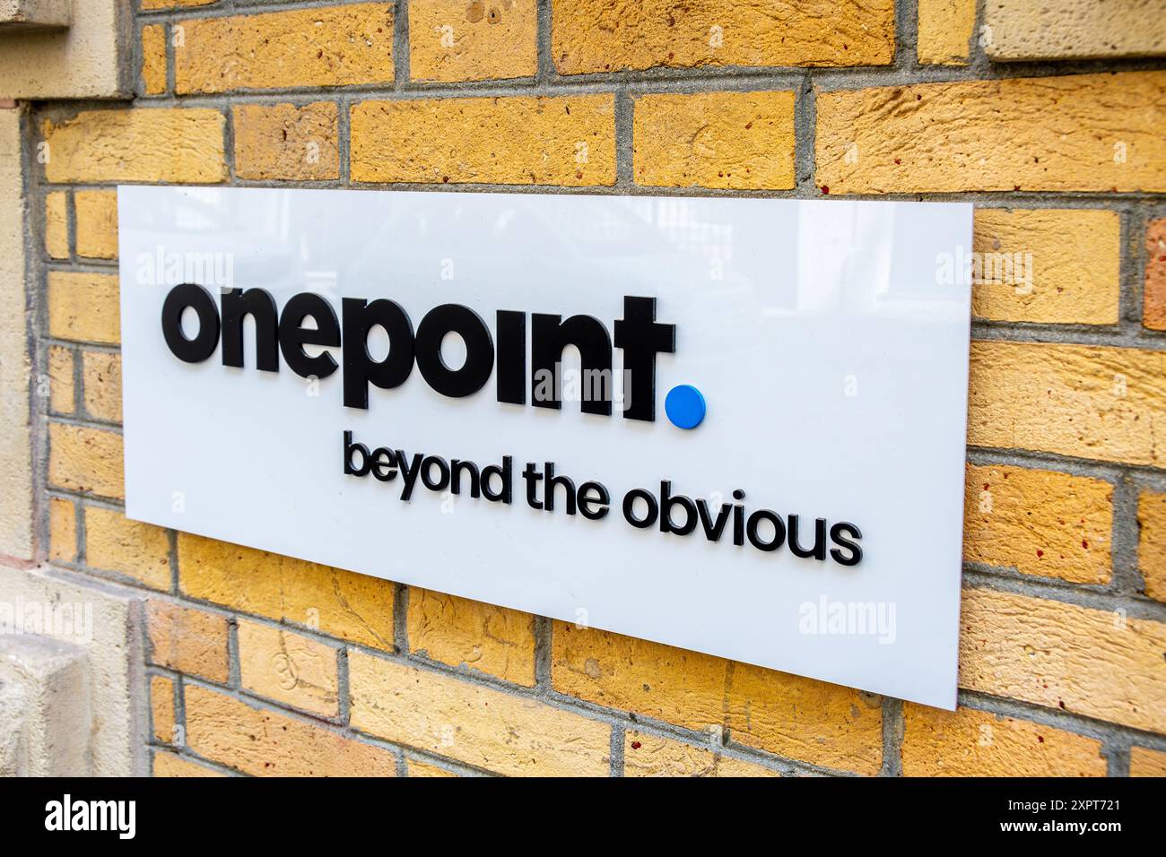 Firma all'ingresso della sede centrale di Onepoint, una società di consulenza francese specializzata nella trasformazione digitale di aziende e organizzazioni Foto Stock