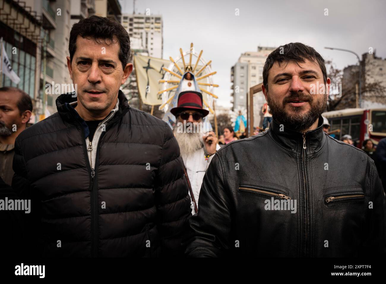 I leader Juan Grabois e Eduardo 'Wado' de Pedro partecipano alla mobilitazione di San Cayetano. La mobilitazione di San Cayetano si svolge ogni anno in Argentina, lo stesso giorno, dal 7 novembre 1981. A quel tempo fu chiamata dalla recente unione generale dei lavoratori (CGT) in Brasile e migliaia di persone marciarono dal campo del Velez Sarfield Club alla chiesa di San Cayetano nel quartiere di Liniers. È stata la prima grande mobilitazione popolare contro le politiche dell'ultima dittatura militare. Oggi la mobilitazione viene effettuata fino a Plaza de Mayo ed è Foto Stock