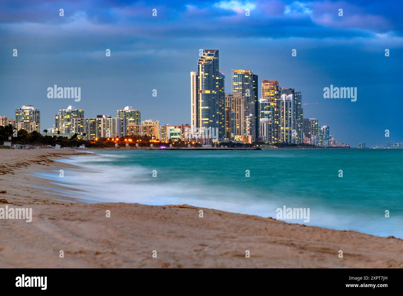 Skyline degli edifici di Sunny Isles Beach visto da Surfside Beach a Miami, Stati Uniti Foto Stock