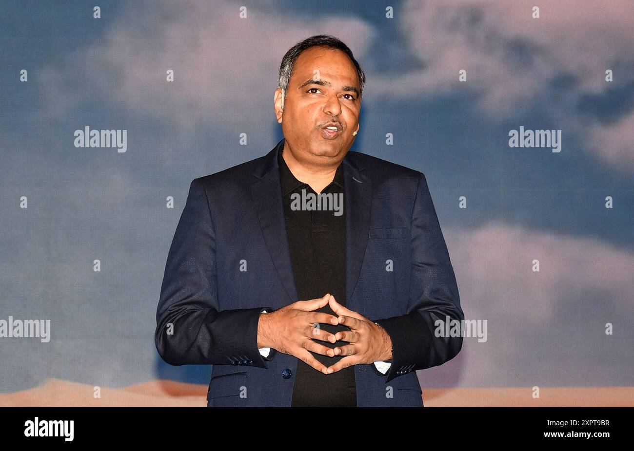 Mumbai, India. 7 agosto 2024. Shailesh Chandra, Managing Director, Tata Passenger Vehicles Limited e Tata Passenger Electric Mobility Limited intervengono al lancio della Tata Curvv EV SUV coupé. Credito: SOPA Images Limited/Alamy Live News Foto Stock