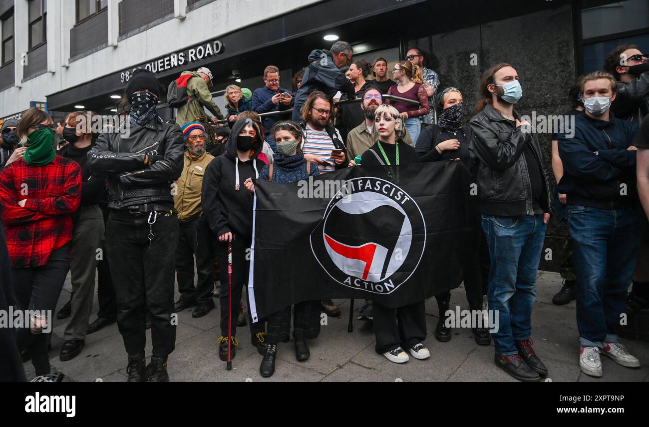 Brighton Regno Unito 7 agosto 2024 - migliaia di sostenitori antifascisti e antirazzisti in una contro protesta contro l' estrema destra a Brighton stasera . Ci sono state rivolte razziali dall'omicidio di 3 bambini a Southport in luglio: Credit Simon Dack / Alamy Live News Foto Stock