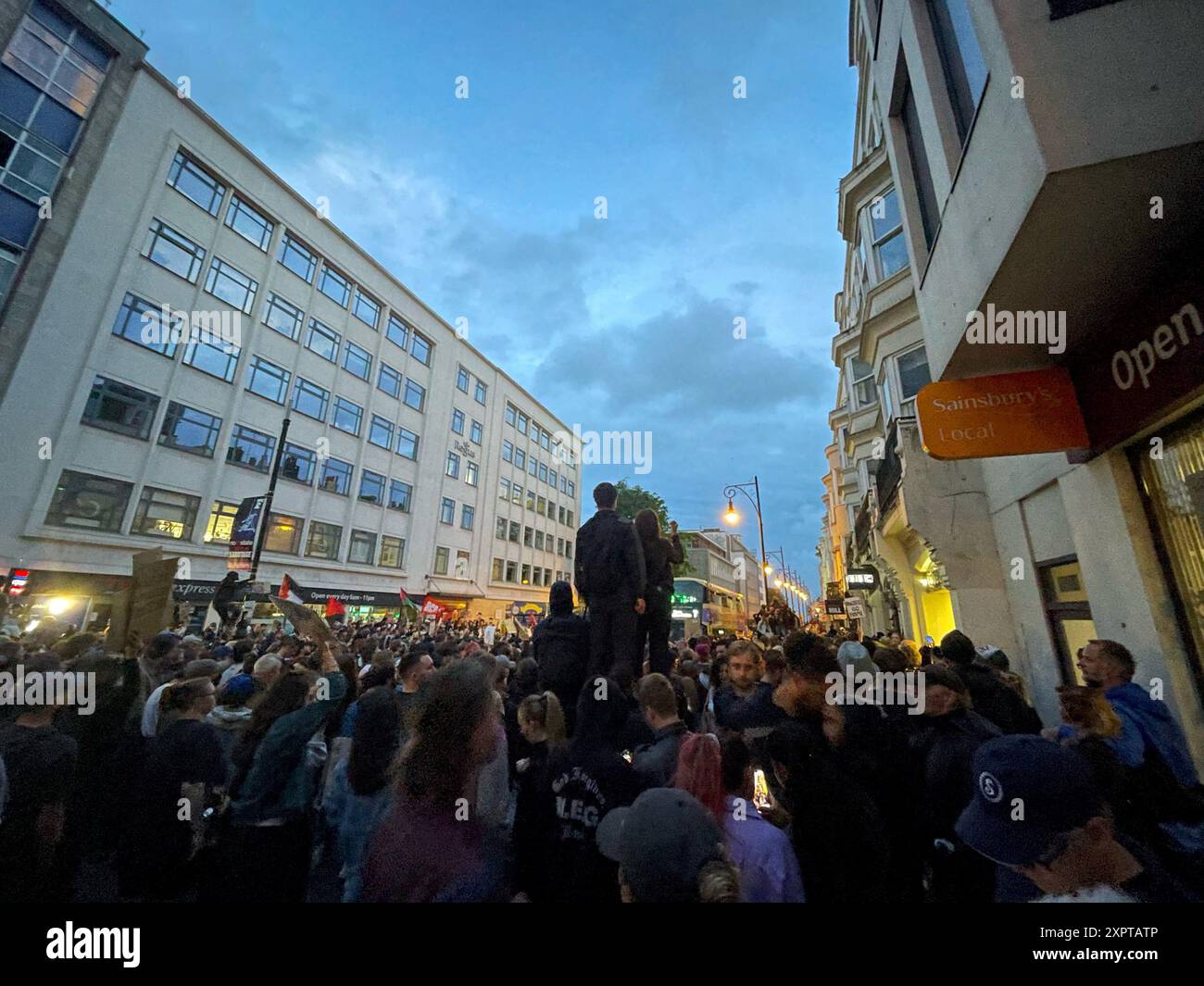 Manifestanti e polizia si riuniscono a Brighton. Data foto: Mercoledì 7 agosto 2024. Foto Stock